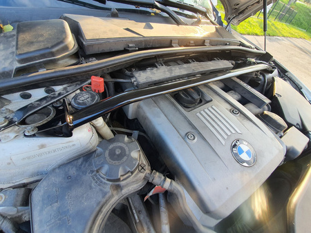 Barra de torretas BMW 3 E90 E91 E92 N52 Negro